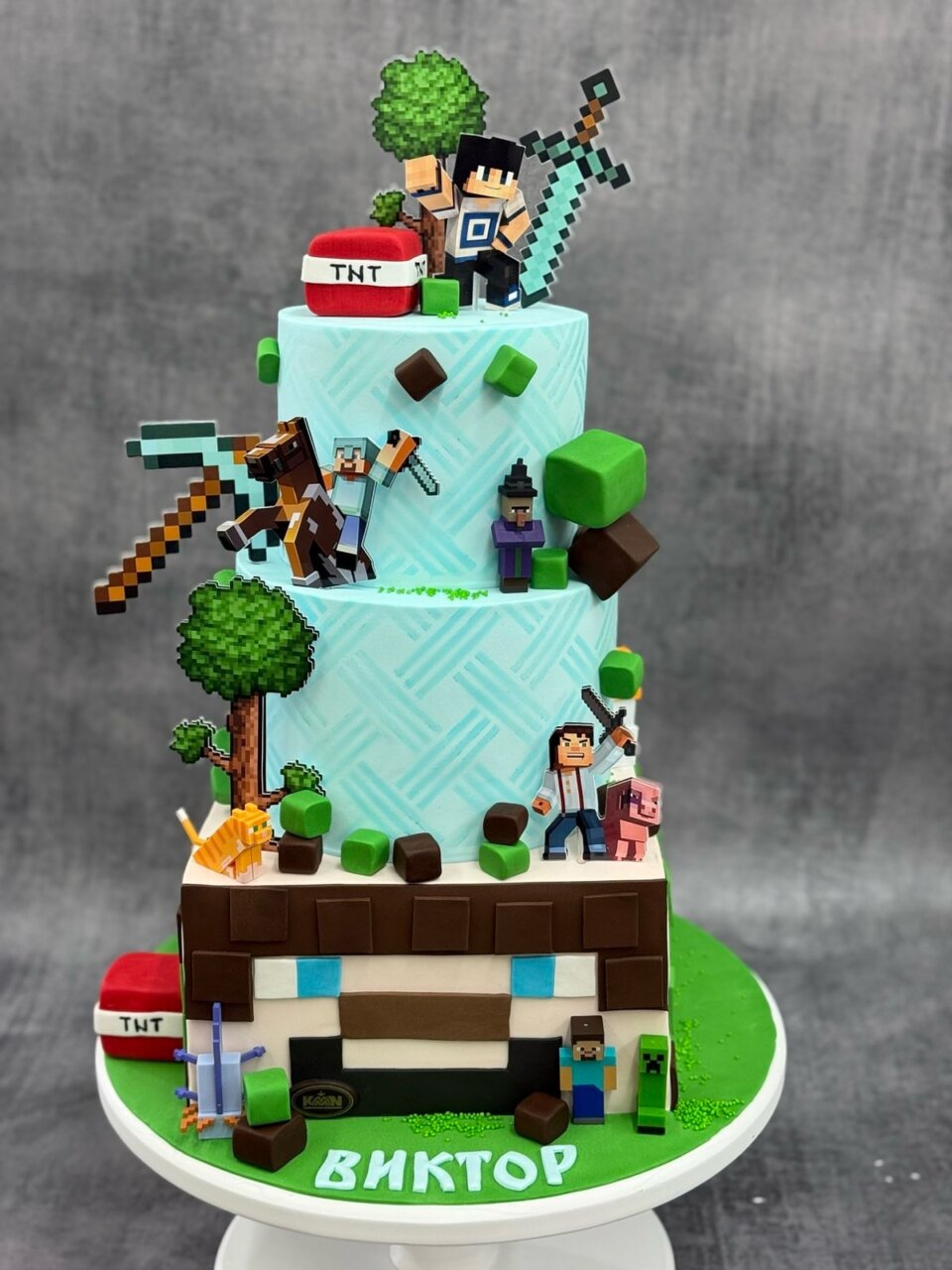 Dvospratna Minecraft torta sa Stivom, Kriperom, TNT kockama i alatkama