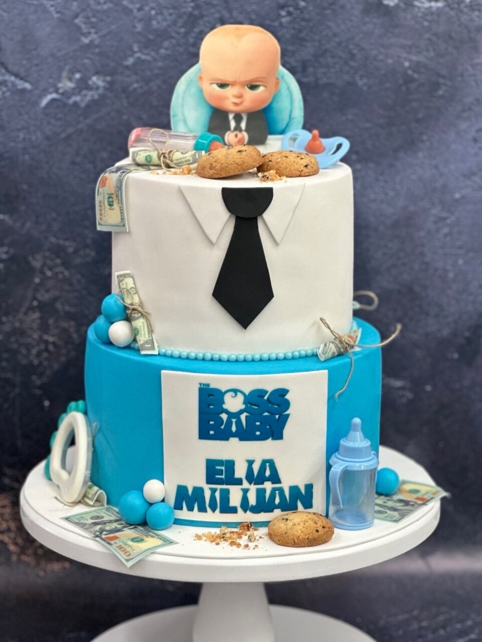 Dvospratna Boss Baby torta sa kravatom, flašicom i keksićima