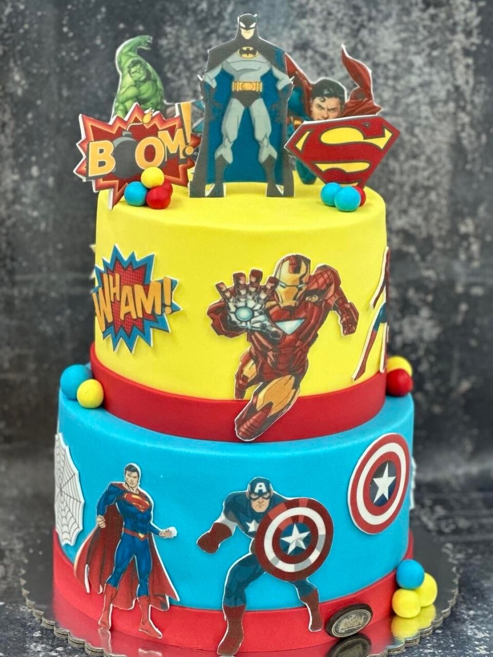 Dvospratna torta sa superherojima Betmenom, Supermenom, Ajronmenom i Kapetanom Amerikom