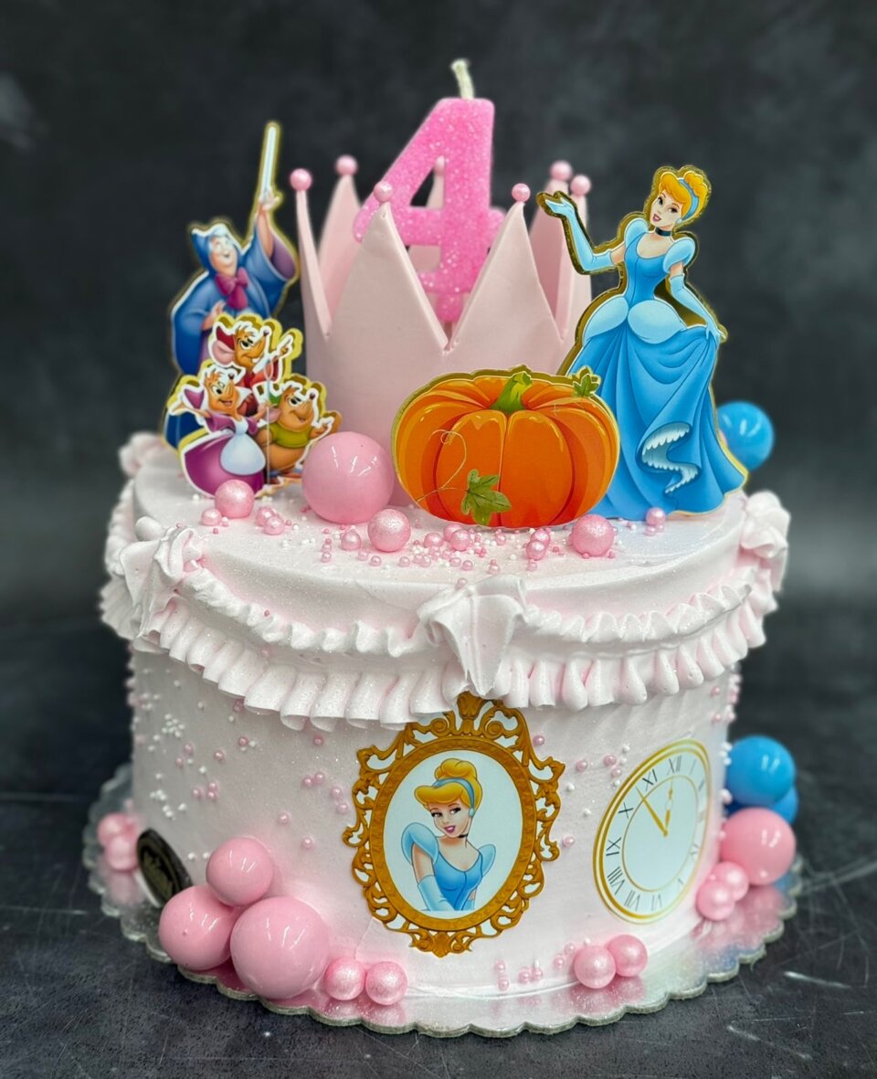 Roze Pepeljuga torta sa krunom, bundevom, satom i miševima