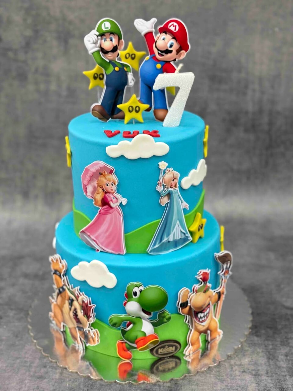 Dvospratna Super Mario torta sa Luiđijem, princezom Pič i Jošijem