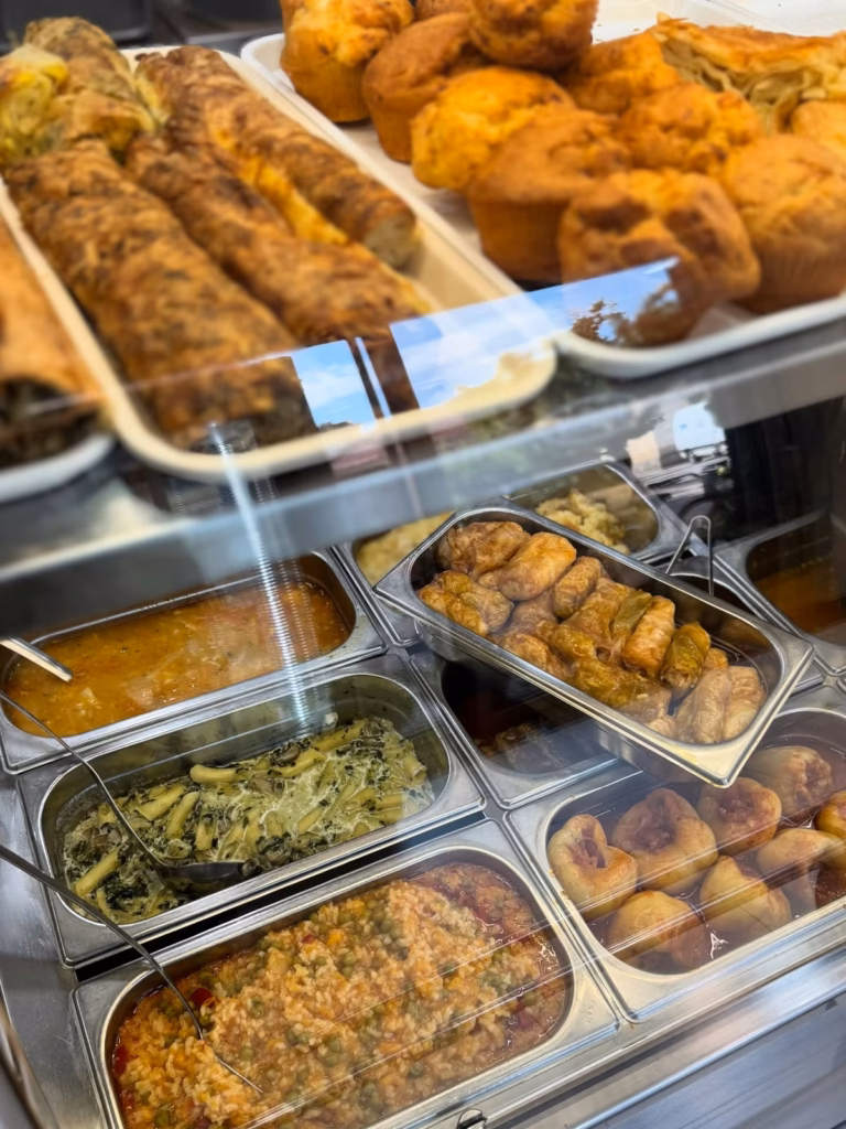Savijače, mafini i topla jela na pultu ekspres restorana