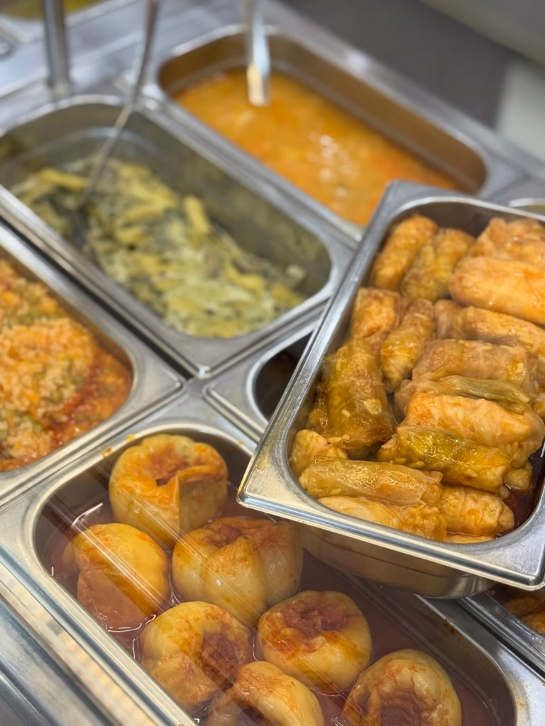 Sarmice, variva i pohovani zalogaji u velikim gastro posudama