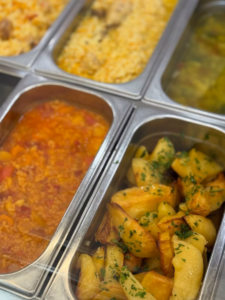 Krompir sa začinskim biljem, sos od paprike i prilozi u gastro posudama
