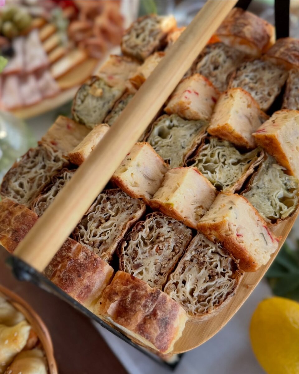 Slane rolat pite isečene na komade na drvenoj dasci