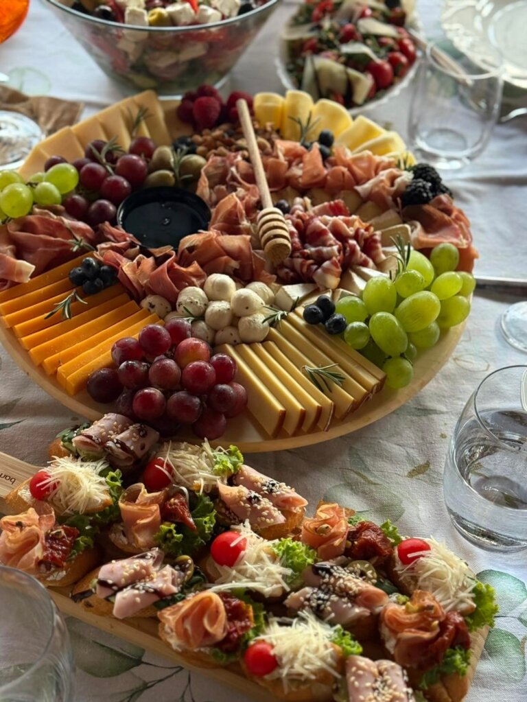 Ketering daska sa sirevima, pršutom i kanapeima sa dimljenim lososom