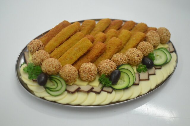 Plato sa pohovanim štapićima, kroketima i sirom