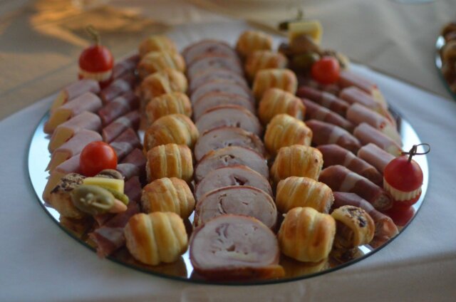 Slavski plato sa rolovanim mesom, pecivom i maslinama