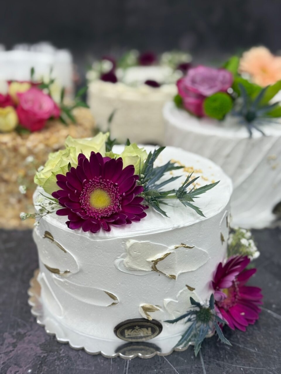 Bela mini torta sa ljubičastom gerberom i belim ružama