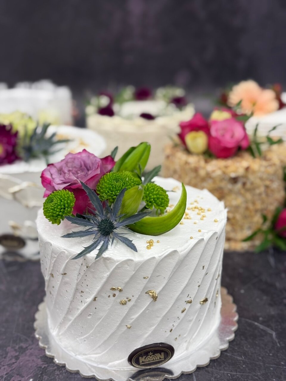 Bela mini torta sa roze ružom, zelenim hrizantemama i zlatnim listićima