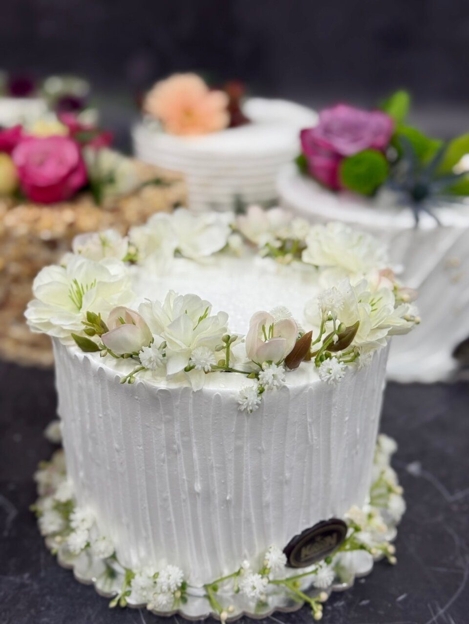 Bela mini torta sa vencem od belog cveća