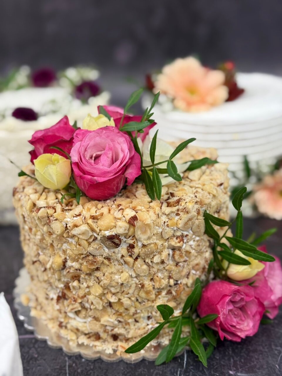Mini torta u lešnicima sa roze ružama
