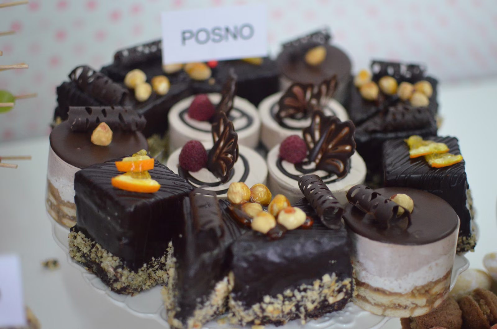 Posne torte i kolači sa čokoladom, lešnicima i malinama, sa natpisom POSNO