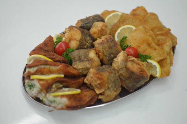 Posni plato sa prženom ribom i kriškama limuna