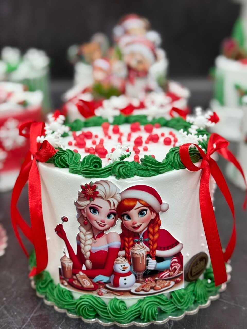 Božićna Frozen torta sa Elsom i Anom i zelenim ružicama