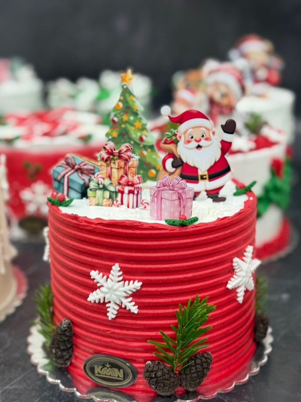 Crvena novogodišnja torta sa jelkom, poklonima i pahuljicama