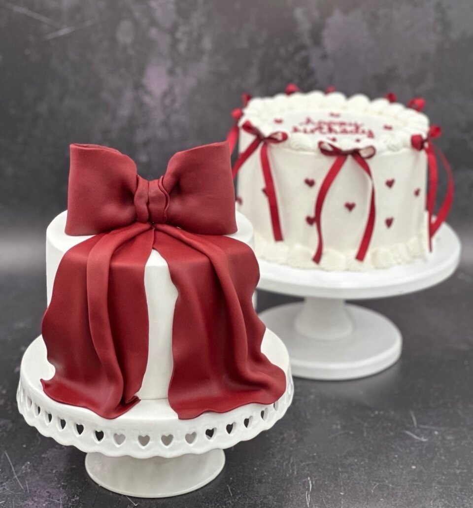 Bordo torta sa velikom mašnom i bela torta sa crvenim srcima
