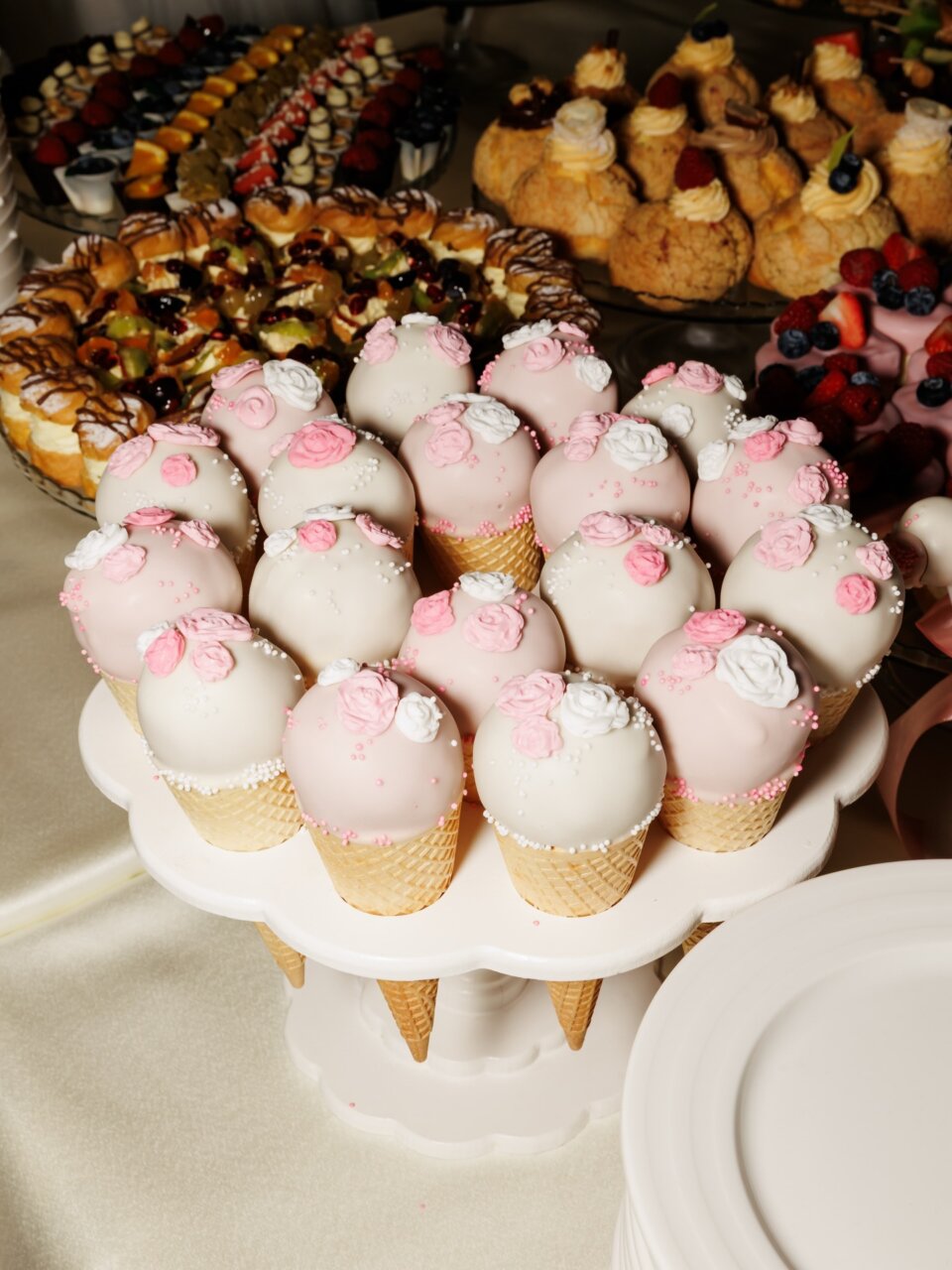 Cake pops u kornetima sa belim i roze šećernim ružicama