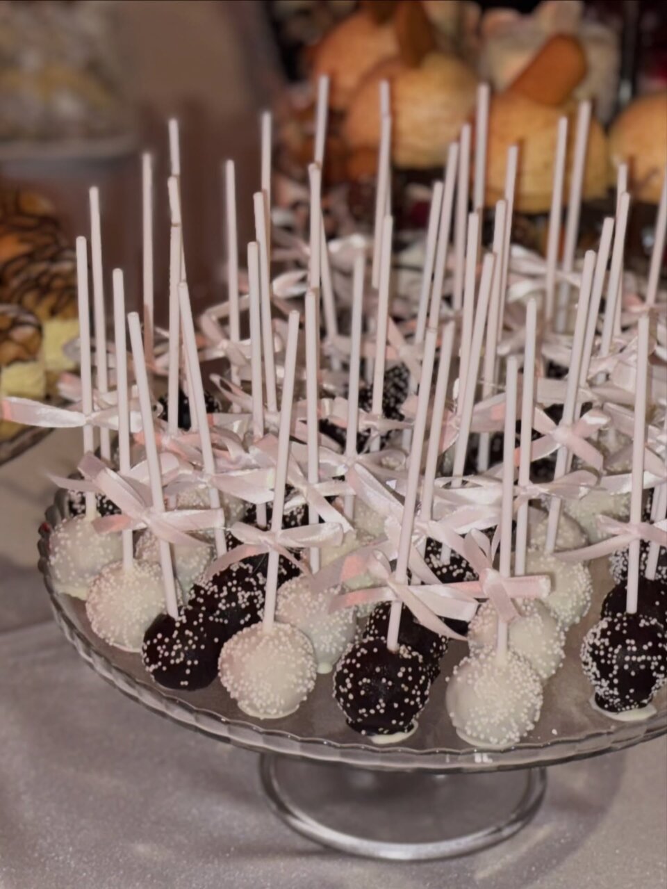 Cake pops u beloj i tamnoj čokoladi sa roze mašnicama