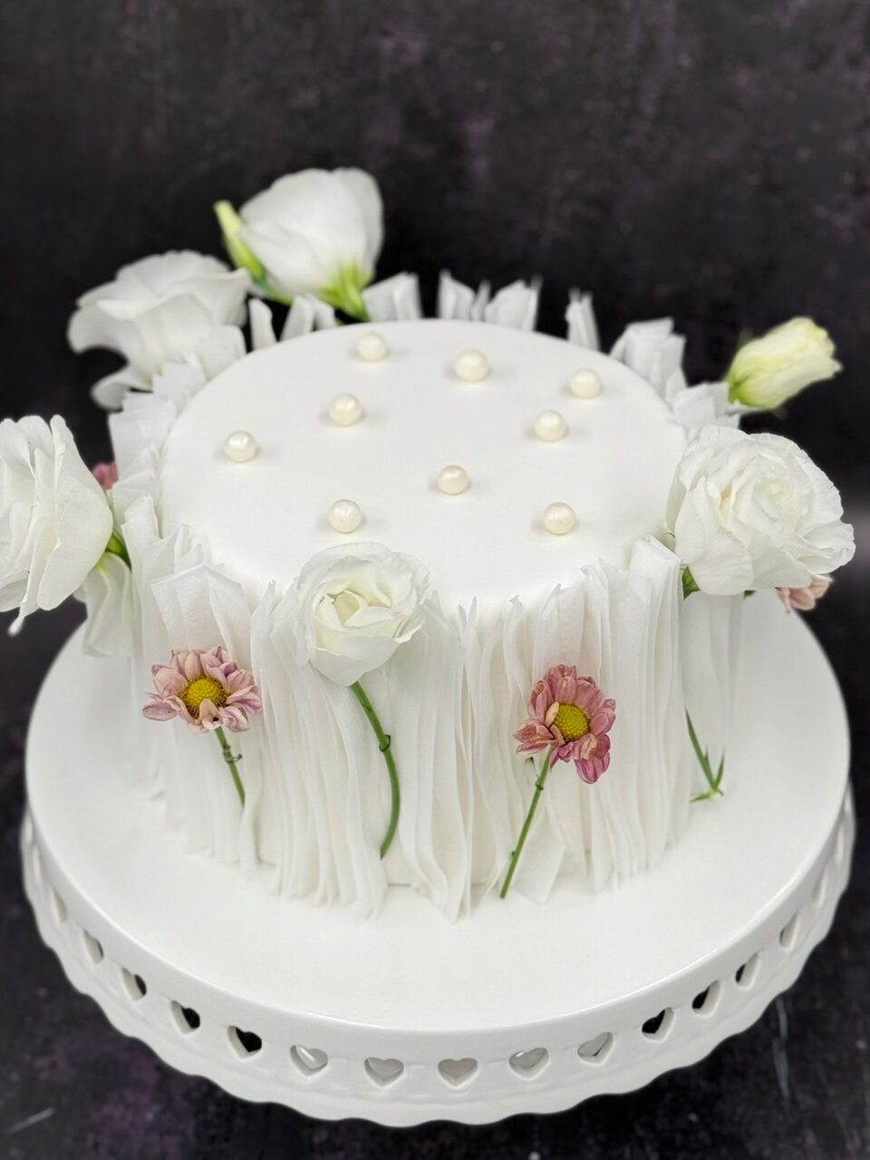 Bela torta sa biserima, roze hrizantemama i belim ružama