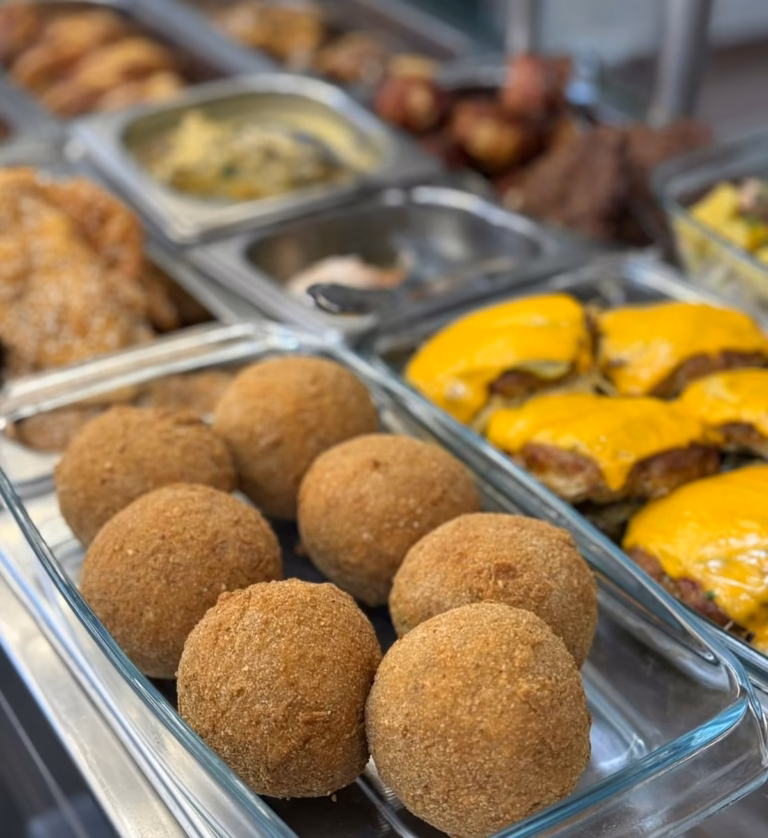 Pohovane ćufte, šnicle sa kačkavaljem i kobasice u gastro posudama
